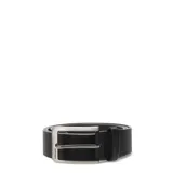 Cinturón negro de cuero sintético con hebilla metálica rectangular de dos pasadores en tono plateado. El extremo de la correa tiene un detalle de cuero con el nombre de la marca grabado.