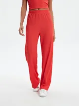 Pantalón palazzo rojo con textura arrugada y cintura elástica.