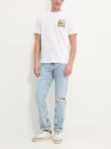 Remera blanca de algodón con cuello redondo y mangas cortas. Estampado en el frente con el logo de Calvin Klein Jeans y el año de fundación 1978, con efecto difuminado en tonos dorados.