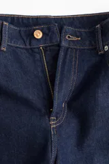 Jean de tiro alto con piernas anchas y rectas, de denim azul oscuro.