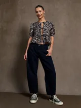 Blusa de animal print con escote en forma de cerradura y mangas abullonadas.