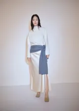 Buzo color crudo de tejido de pana, con cuello perkins y mangas largas.