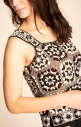 Musculosa tejida a crochet con cuadrados de la abuela en tonos marrón y beige.