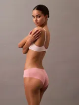 Bombacha hipster color rosa de microfibra ligera, con cintura elástica y bordes cortados a láser.