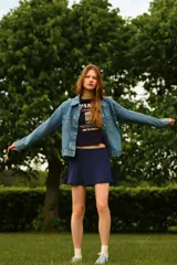 Short pollera mini color azul marino, de tejido suave con efecto neopreno. Modelo ajustado con elástico oculto en la cintura y nesgas que aportan volumen y vuelo.