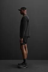 Shorts de running negros con malla interior, cintura elástica ajustable con cordón, bolsillo trasero con cierre, bolsillo multifunción en la malla interior, perneras perforadas, bajo termofijado, aberturas laterales y logo estampado.
