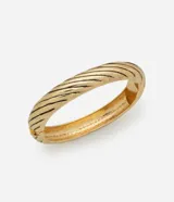 Pulsera rígida dorada con textura y cierre de mola.