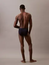 Pack de tres slips Calvin Klein Ultra Soft Modal en colores negro, azul marino y gris. Confeccionados en mezcla de modal y elastano, con cinturilla elástica con el logo de la marca.