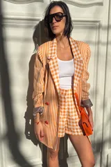 Short de lino a cuadros color naranja y blanco, estilo sastrero con calce holgado.