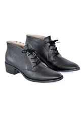 Botines acordonados de cuero negro con puntera redondeada y tacón bajo.