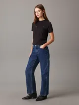 Remera negra de algodón con cuello redondo y mangas cortas. Presenta el logo de Calvin Klein bordado en el pecho.