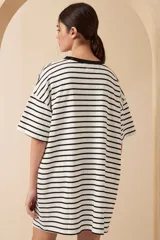 Vestido corto a rayas horizontales blancas y negras, con cuello redondo y mangas cortas. Presenta un estampado frontal con la palabra "L'AMOUR" en rojo y una flor roja. Tiene un tajo lateral en el ruedo.