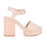 Sandalias negras de cuero sintético con plataforma y taco cuadrado alto. Tira ancha sobre los dedos y pulsera con hebilla al tobillo.