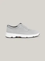 Zapatillas de corte medio color gris claro, con exterior de ante, interior de poliéster reciclado, plantilla extraíble de poliuretano y poliuretano reciclado, suela de goma y caucho, trabilla para calzar distintiva y logo de Tommy Hilfiger en bajo relieve en el lateral y la parte trasera.