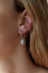 Aros de acero quirúrgico hipoalergénico con dije de concha marina.