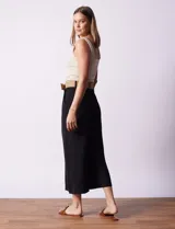 Pantalón capri negro de gasa bambula marca Dictionary. Tiene pretina ancha, pretina trasera elastizada y bolsillos delanteros. El modelo es de pierna ancha e incluye cinturón.