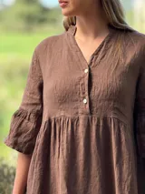 Vestido corto azul eléctrico de lino, con cuello mao, escote con botones de nácar y mangas 3/4 con volados.