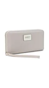 Billetera larga color gris de símil cuero, con cierre alrededor, múltiples compartimentos internos para tarjetas y documentos, bolsillo con cierre y correa de mano.