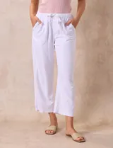 Pantalón blanco liso marca Dash, con pretina trasera elastizada y bolsillos delanteros y traseros. Corte cropped.