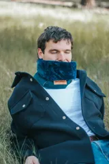 Cuello de corderito sintético color azul petróleo con base de cuero y etiqueta de la marca Sierra Mora.