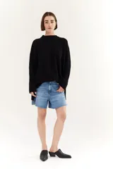 Sweater negro de punto con cuello redondo y corte oversize.