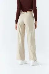 Pantalón de tiro medio color beige, de corte recto cropped.