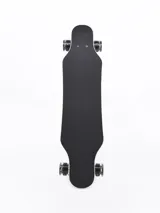 Skate longboard de 80 cm con lija negra y ruedas transparentes.