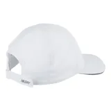 Gorro deportivo New Balance color blanco con logo gris en el lateral y visera con borde gris.