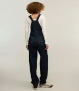 Mono jeans modelo peto confeccionado con algodón más sostenible. La prenda tiene piernas rectas, breteles anchos ajustables, bolsillo en el pecho y costuras contrastantes.