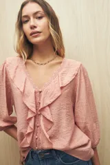 Blusa negra con mangas 3/4 y escote en V con volados.
