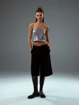 Top bandeau plateado brillante.