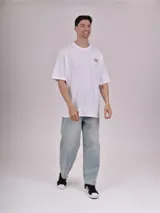 Remera azul con estampado del número 78 en el pecho. Corte holgado y cuello redondo.