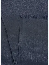 Bufanda rectangular azul marino con terminación desflecada.