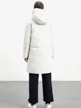 Chaqueta negra hecha con materiales reciclados, con capucha y diseño acolchado, ideal para combatir el frío.
