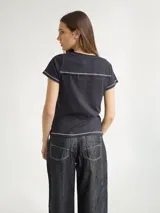 Remera color crudo de algodón, con bolsillo en el pecho y bordes con costuras a la vista.