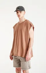 Remera marrón sin mangas de corte holgado.