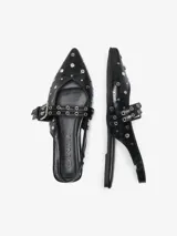 Ballerinas negras de cuero sintético con punta fina, tira ajustable con hebilla y apliques de tachas plateadas.