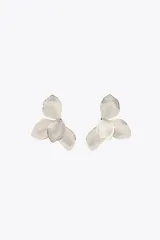 Aros metálicos con forma de abanico realizados en resina color blanco. Cierre con tuerca y clip.