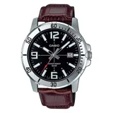 Reloj analógico Casio con correa de cuero marrón, esfera negra de 49mm y caja plateada. Resistente al agua hasta 50 metros y con indicador de fecha.