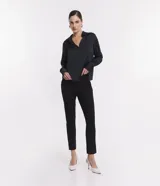 Pantalón cigarrete negro de algodón satinado con cintura elástica en la espalda, bolsillos traseros y cierre delantero con cremallera.