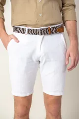 Bermuda blanca de lino con corte clásico y bolsillos laterales.