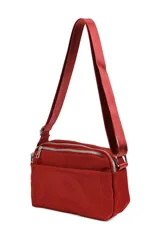 Bandolera roja de poliéster con correa regulable y dos bolsillos externos con cierre.