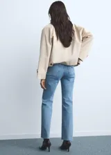 Jeans de tiro medio, estilo flare, color celeste claro con efecto lavado. Presenta dos bolsillos de parche frontales y bajo deshilachado.
