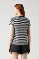 Remera de manga corta a rayas horizontales blancas y negras, con cuello redondo y logo rojo de Levi's bordado en el pecho.