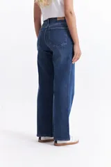Pantalón de jean azul oscuro, de tiro alto y corte wide leg.