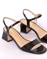 Sandalias de charol negro con taco cuadrado de 5 cm, plantilla, capellada y forro de cuero.