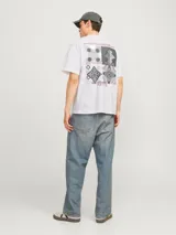 Camiseta blanca de algodón con estampado en la espalda con motivos geométricos y texto en color lila.