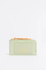 Monedero Bimba y Lola de piel color verde claro con cierre de cremallera y tirador de cordón naranja. Cuenta con logo metálico y tarjetero interior.