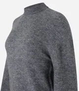 Suéter gris de punto, corte corto, con cuello alto y mangas largas abullonadas.