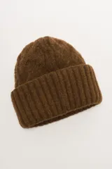 Gorro de punto marrón oscuro, con textura afelpada y borde doblado de punto acanalado.